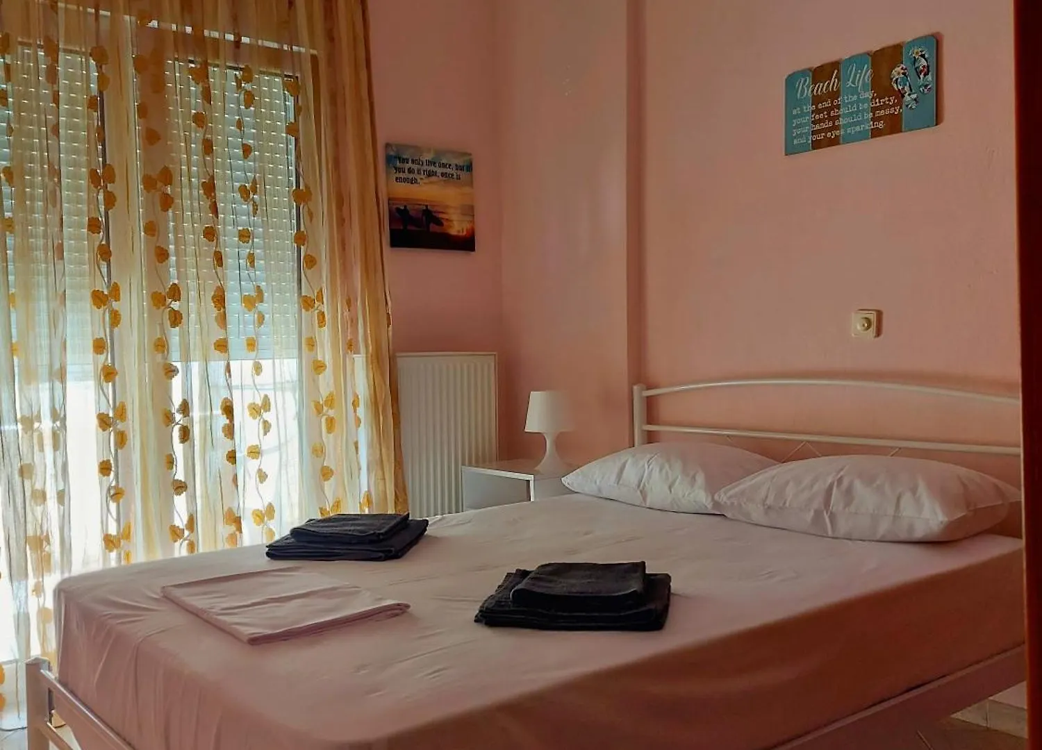 Alexandra\'S Apartment contacts